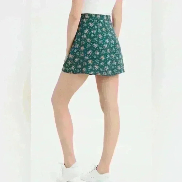 American Eagle Mini Floral Skirt (405) - Picture 3 of 11